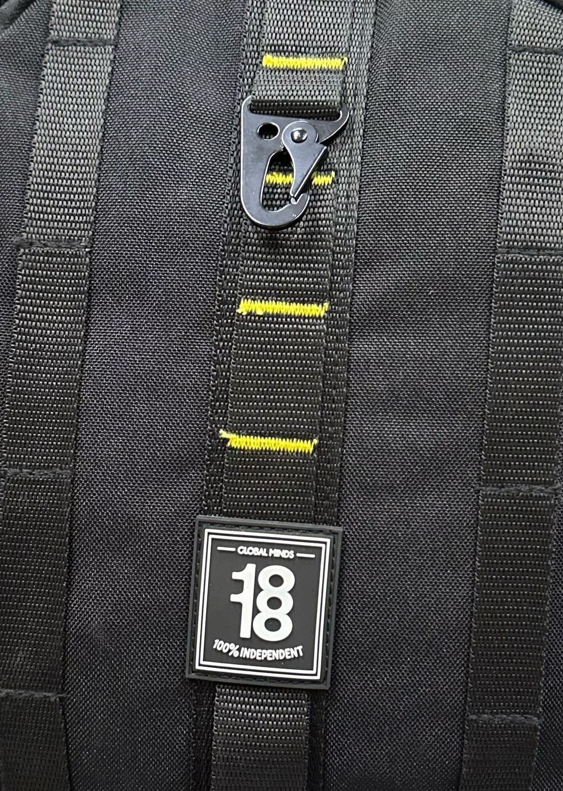 Mochila juvenil negra cintas verticales Chenson