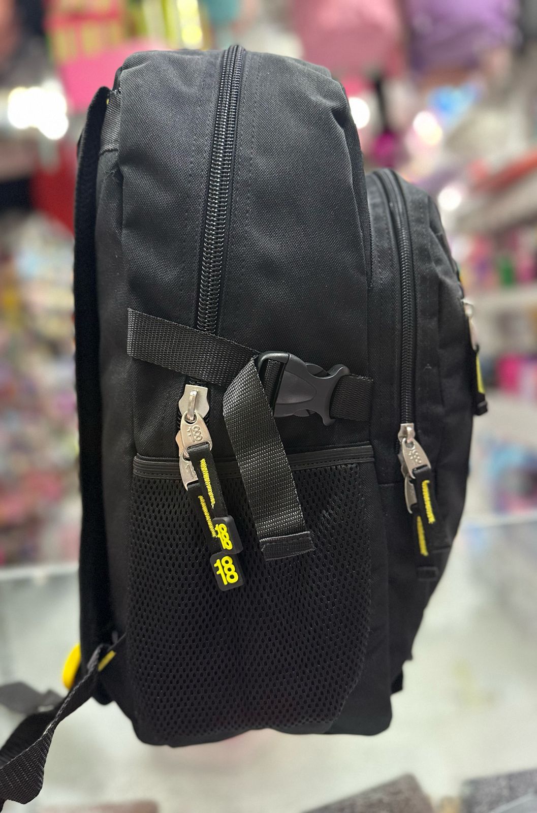 Mochila juvenil negra broches cruzados Chenson