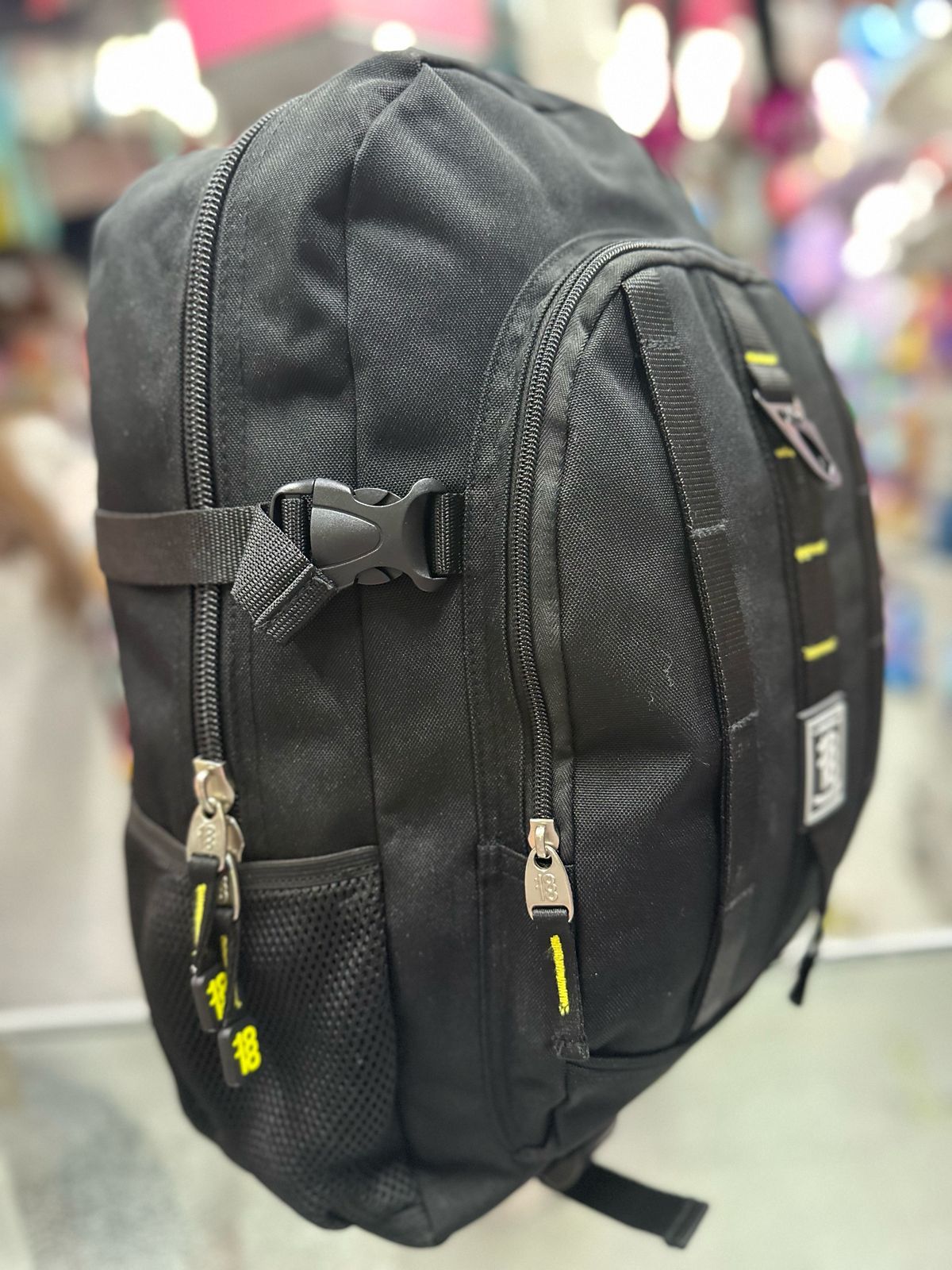 Mochila juvenil negra cintas verticales Chenson