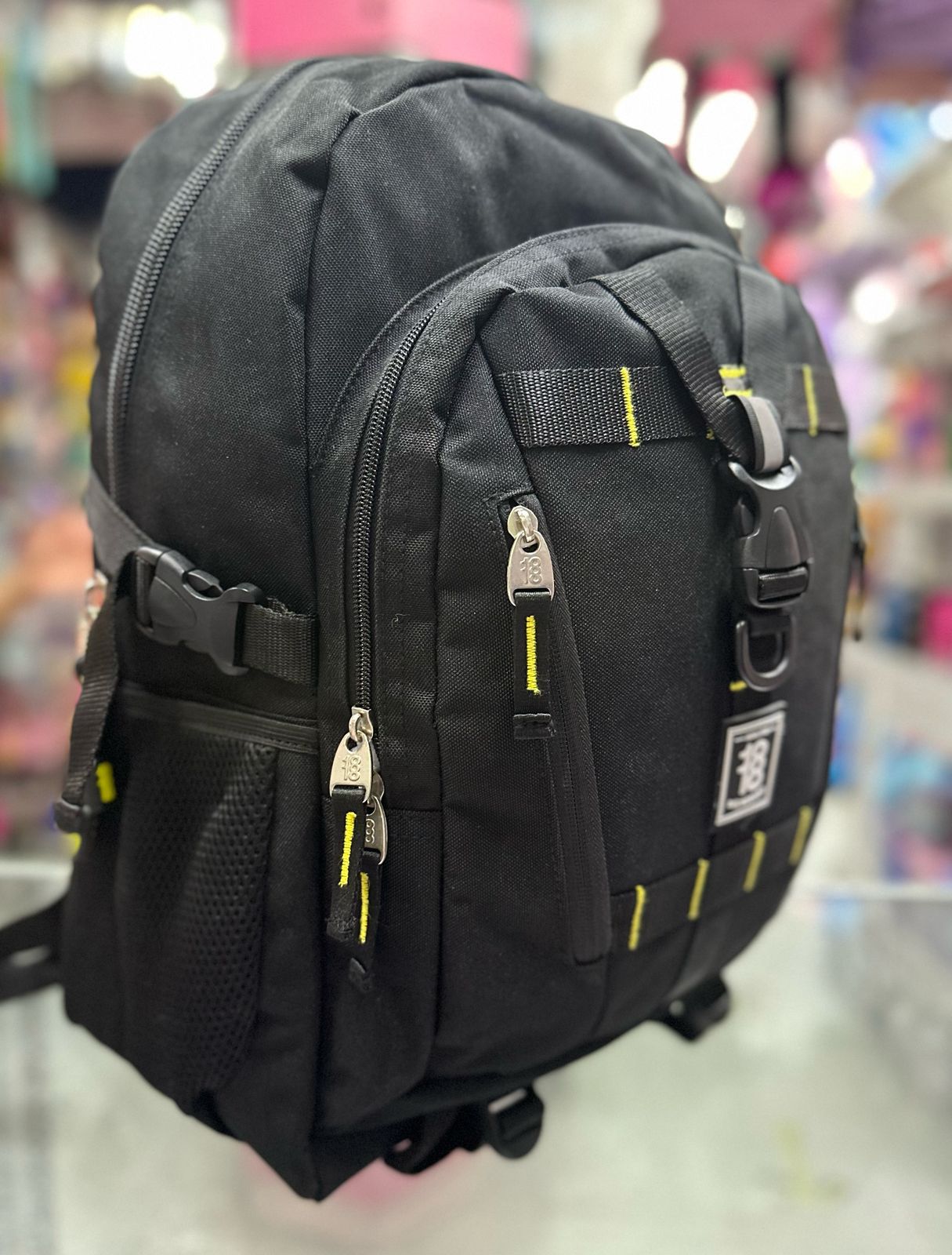 Mochila juvenil negra broches cruzados Chenson