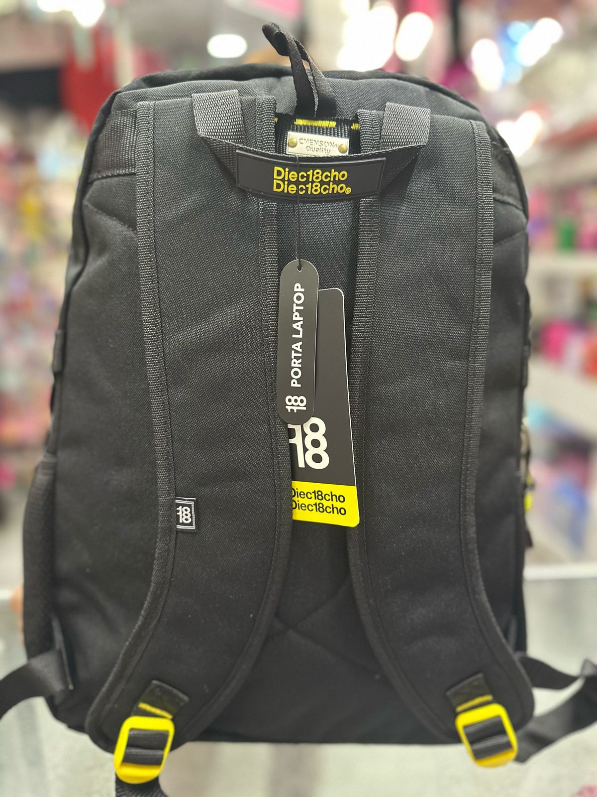 Mochila juvenil negra broches cruzados Chenson