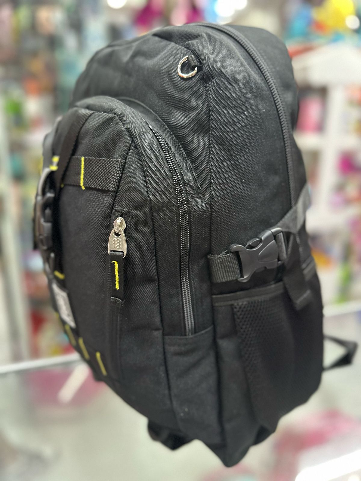 Mochila juvenil negra broches cruzados Chenson