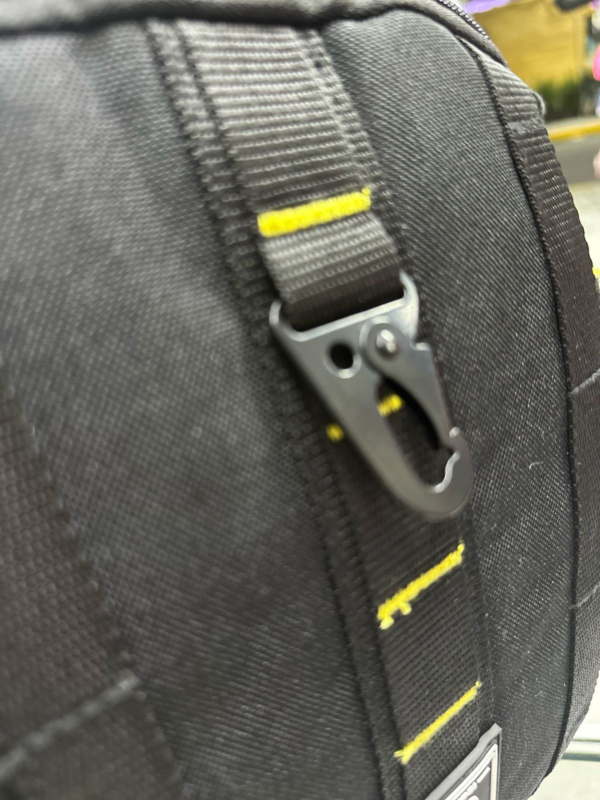 Mochila juvenil negra cintas verticales Chenson