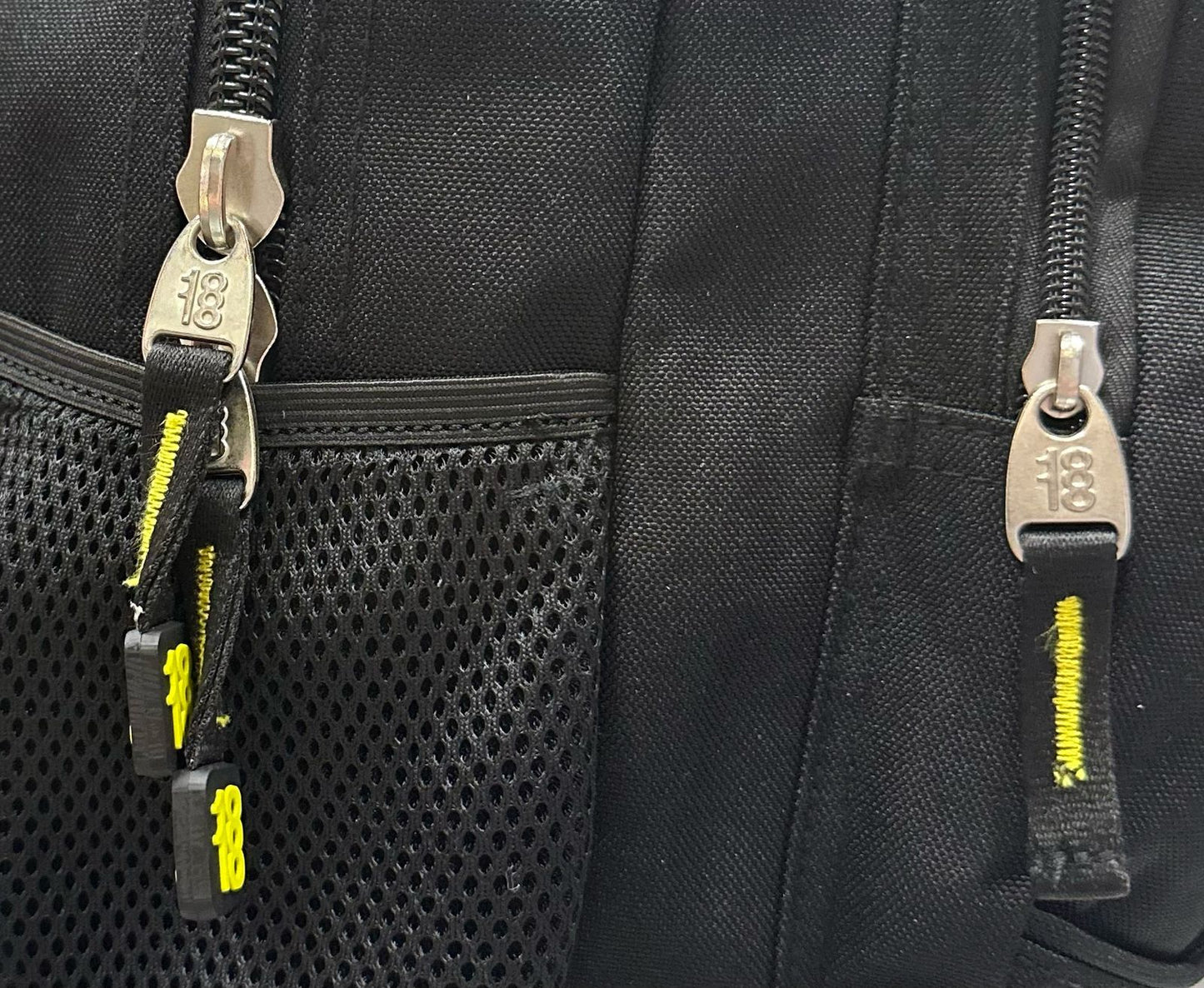 Mochila juvenil negra cintas verticales Chenson