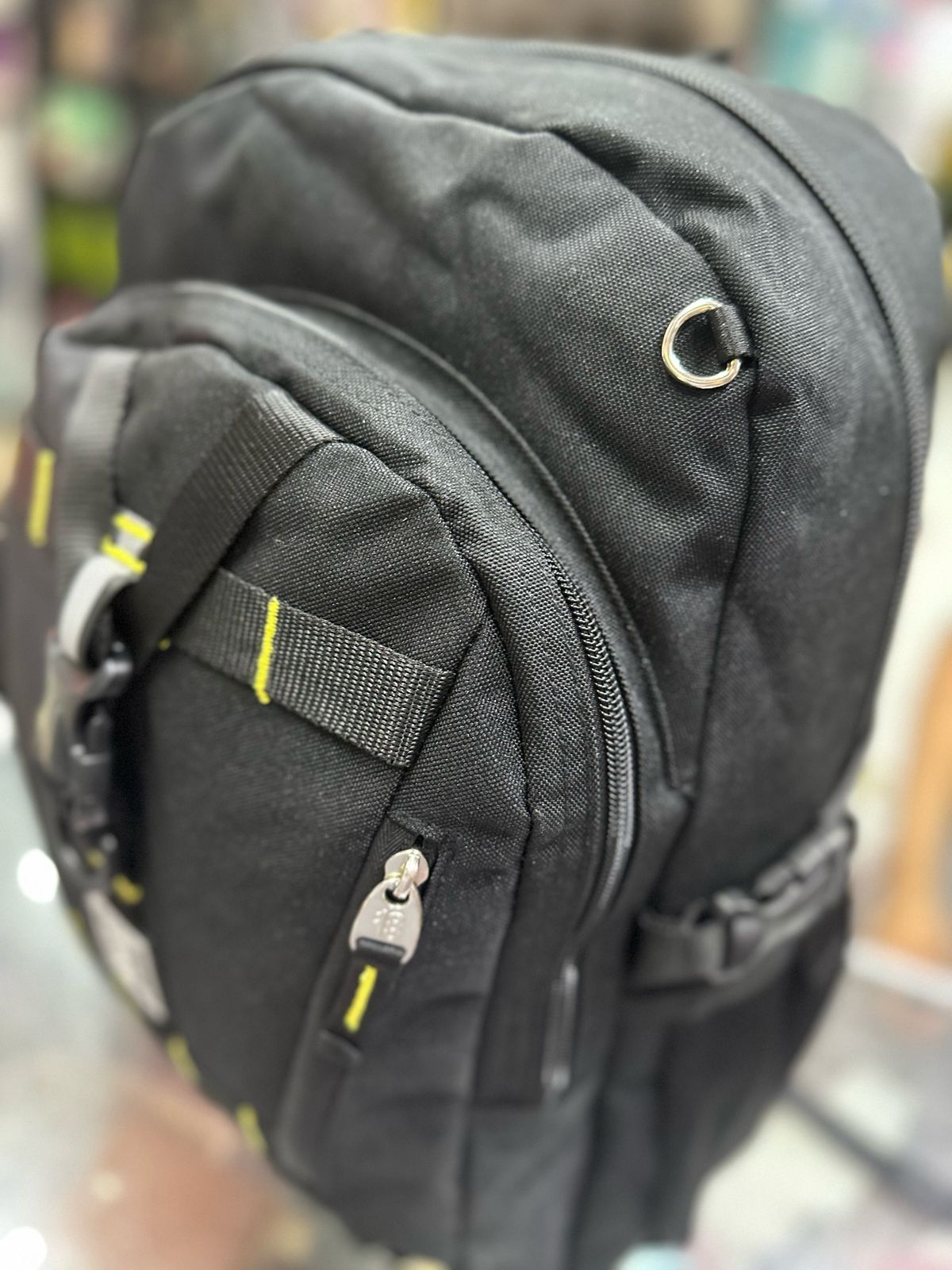 Mochila juvenil negra broches cruzados Chenson